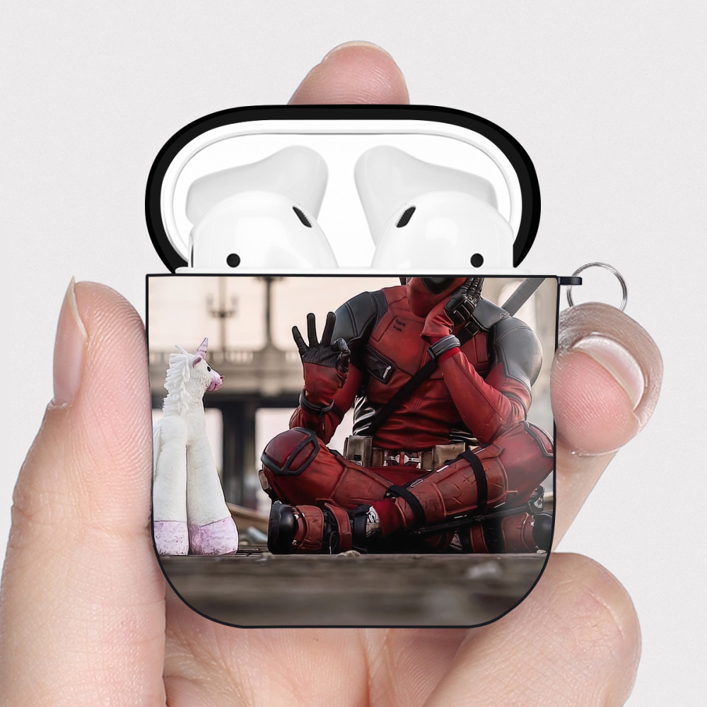 （画像用） Deadpool デッドプール AirPods 第2世代保護ケース ハードシェル ブラック 耐衝撃・防指紋・カラビナ付き