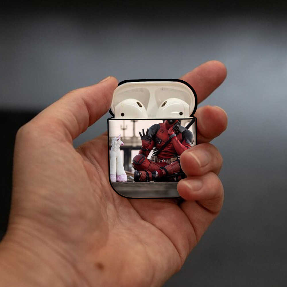 Deadpool デッドプール AirPods 第2世代保護ケース ハードシェル ブラック 耐衝撃・防指紋・カラビナ付き